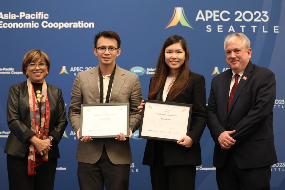 Zhuyuan He and teammate Jimmy Wang receiving Certificates of Achievement at the 2023 APEC App Challenge award ceremony in Seattle